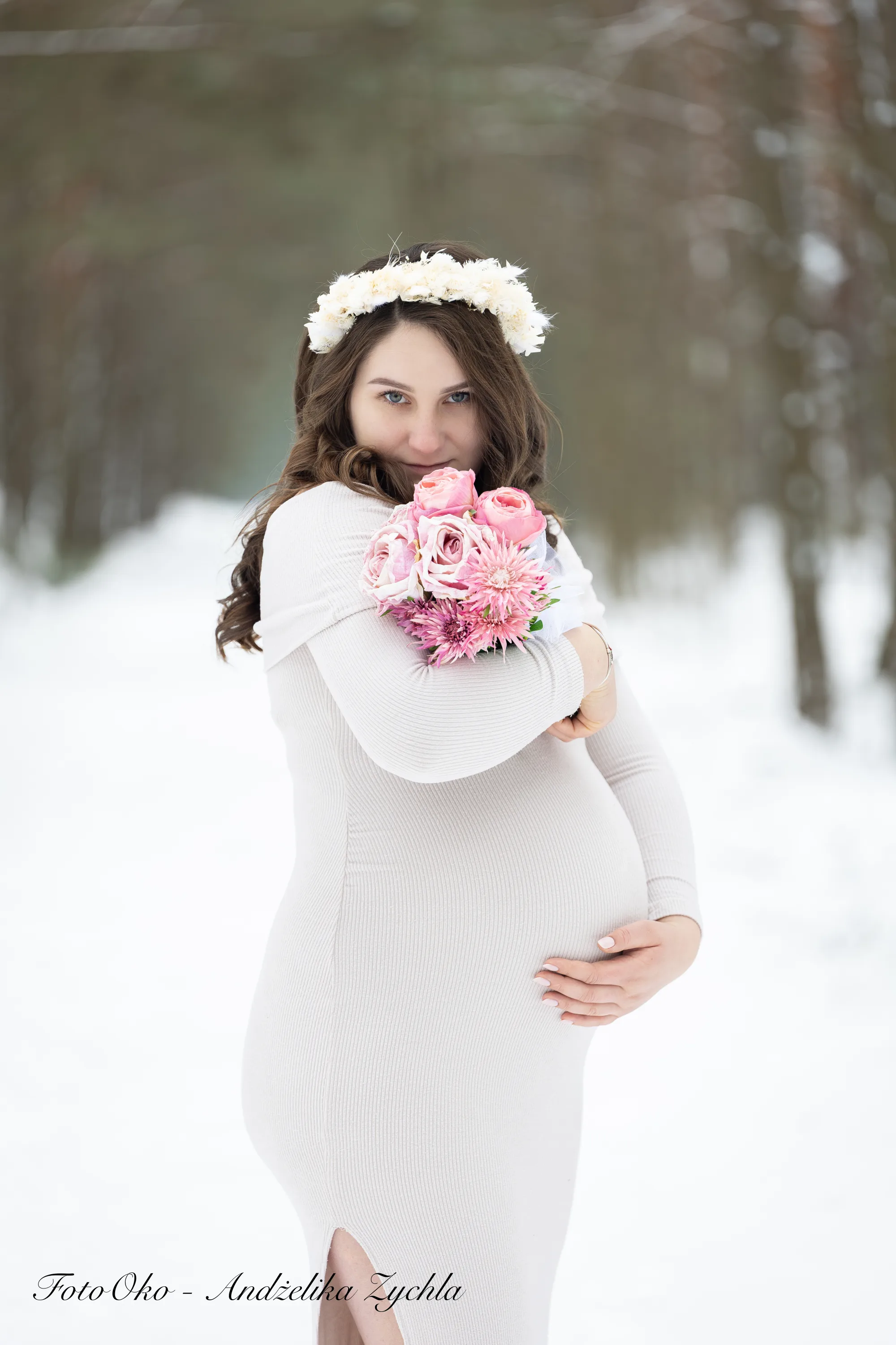 Sesja ciążowa w plenerze, przyszła mama w eleganckiej sukni - fotograf Wieluń