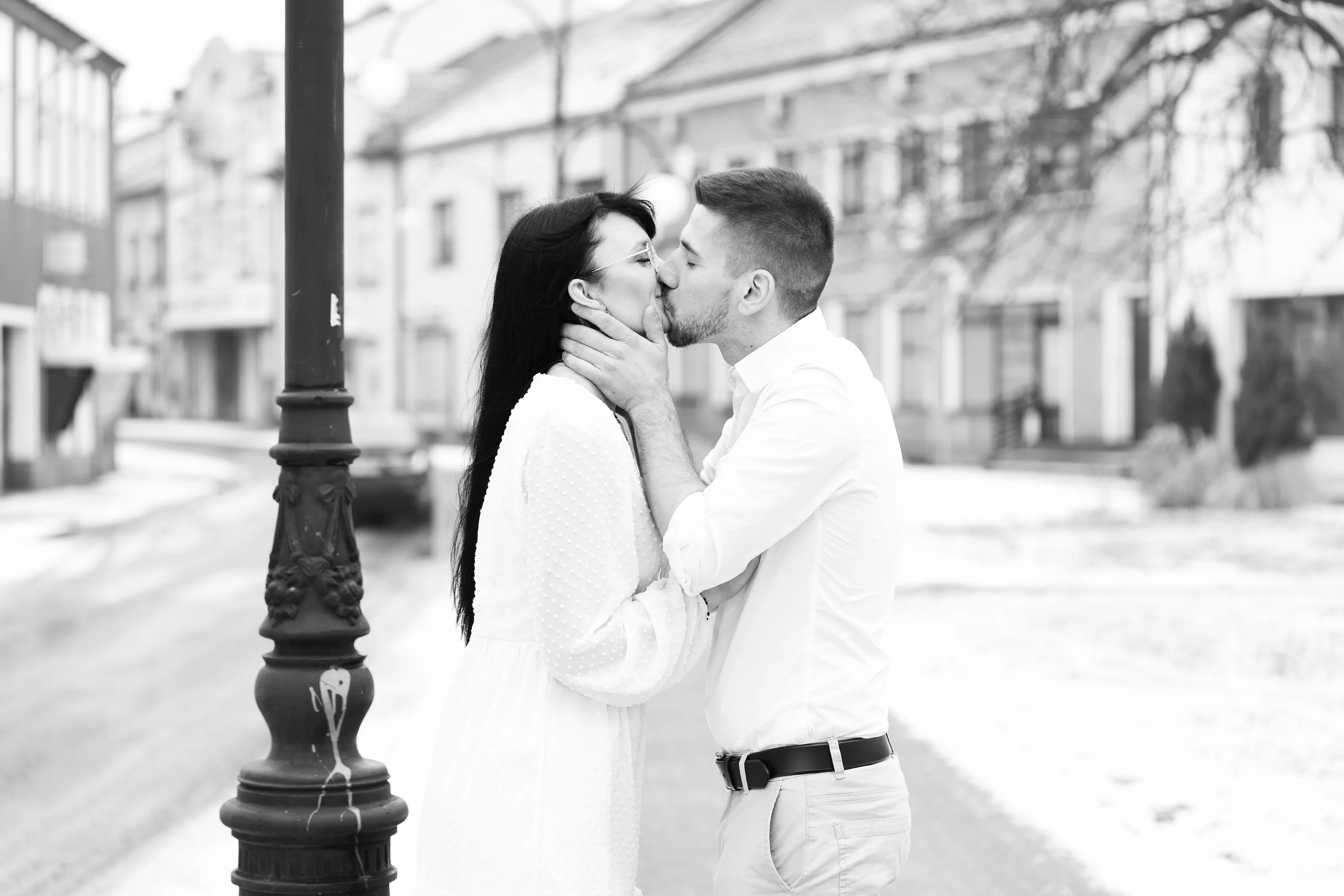 Uśmiechnięta para podczas sesji narzeczeńskiej, naturalne światło - Fotooko Andżelika Zychla